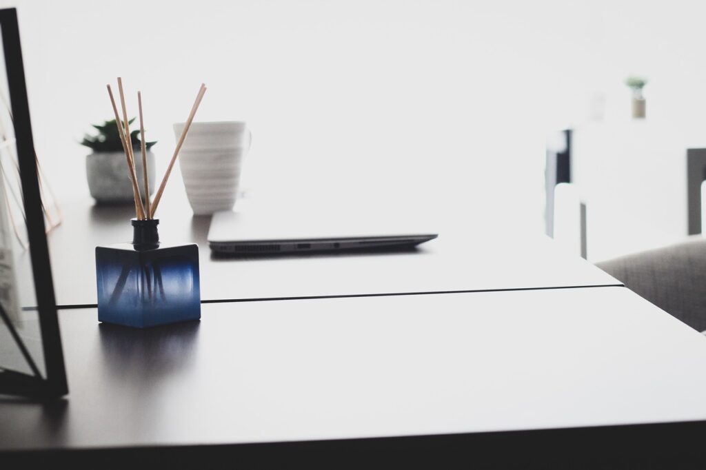 花粉症の在宅勤務中に目のかゆみが夜に悪化する理由は？