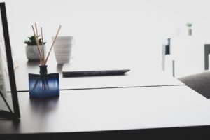 花粉症の在宅勤務中に目のかゆみが夜に悪化する理由は？