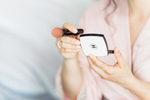 花粉症の通勤時にマスクをしても崩れにくいメイク方法は？